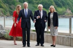 El presidente de EE. UU., Joe Biden, y el primer ministro británico, Boris Johnson, caminan junto a sus esposas, Jill Biden y Carrie Johnson, por el exterior del Hotel Carbis Bay, en Cornwall, Inglaterra, el 10 de junio de 2021.