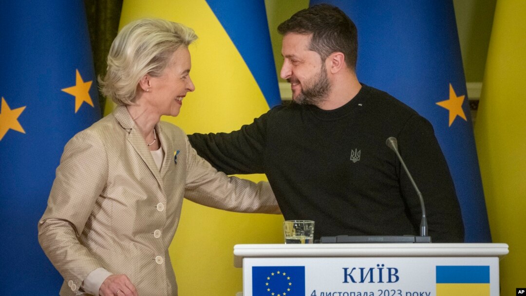 Tổng thống Ukraine Volodymyr Zelenskyy (phải) và Chủ tịch Ủy hội Châu Âu Ursula von der Leyen tham dự một cuộc họp báo ở Kyiv, Ukraine, ngày 4 tháng 11 năm 2023.