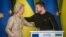 Tổng thống Ukraine Volodymyr Zelenskyy (phải) và Chủ tịch Ủy hội Châu Âu Ursula von der Leyen tham dự một cuộc họp báo ở Kyiv, Ukraine, ngày 4 tháng 11 năm 2023.
