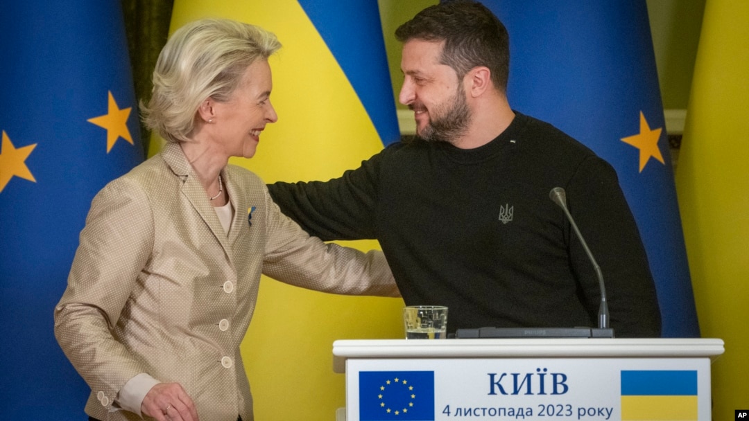 Президент Украины Владимир Зеленский и президент Европейской комиссии Урсула фон дер Ляйен на пресс-конференции в Киеве. 4 ноября 2023 г. (AP Photo/Efrem Lukatsky)