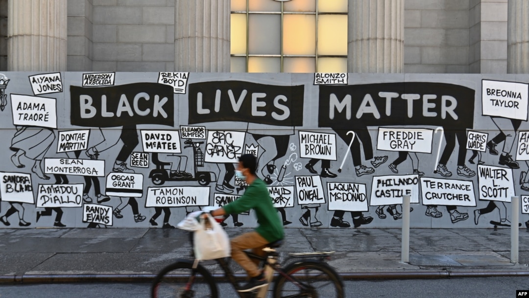 Seorang pengendara sepeda melewati mural "Black Lives Matter" di Union Square pada 12 Juni 2020 di New York City. Demonstrasi diadakan di seluruh AS setelah kematian George Floyd pada 25 Mei 2020. (Foto: AFP)