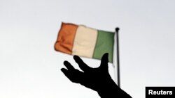 Bendera Irlandia berkibar di Dublin, 5 Desember 2011. (Foto: Reuters/arsip)