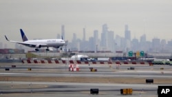 A United Airlines jet prepares to land at Newark Liberty International Airport a day after a temporary grounding of aircraft was placed after reports of drones in the flight path in Newark, N.J., Jan. 23, 2019.