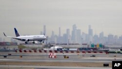 Самолет United Airlines приземляется в аэропорту Ньюарка, Нью-Джерси, 23 января 2019 года