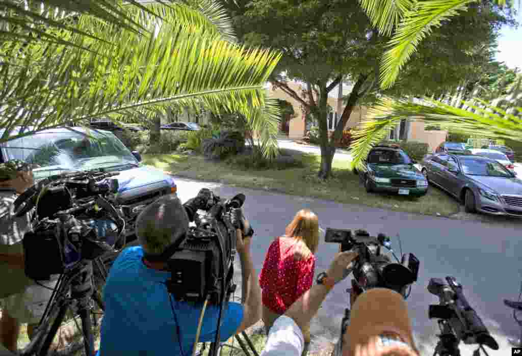 Wartawan televisi berdiri di luar rumah keluarga Steven Sotloff, di Pinecrest, Florida, 2 September 2014.
