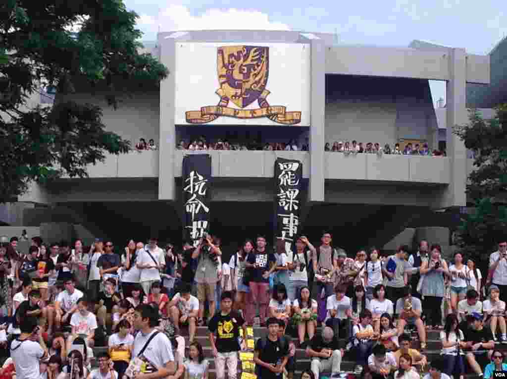 The students on strike have wide support from college administrators and faculty who have offered leniency to students who skip classes to attend the strike, Hong Kong, Sept. 22, 2014. (Hai Yan / VOA)