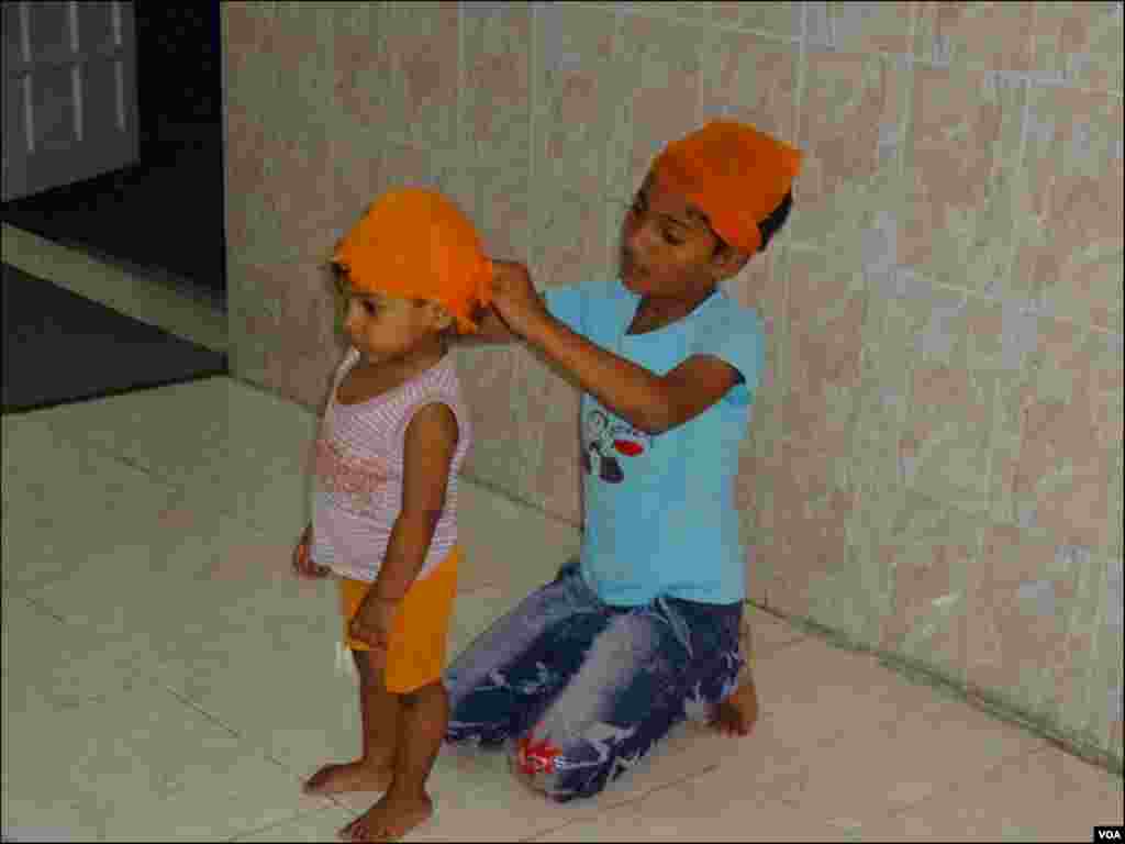 سکھ برادری کے مرد افراد احتراما سر پر کپڑے کا ایک چھوٹا سا ٹکڑا لپیٹ لیتے ہیں