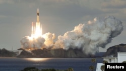 Roket H-IIA membawa satelit komunikasi militer pertama Jepang meluncur dari lokasi peluncuran roket antariksa Tanegashima di pulau Tanegashima, Jepang selatan, 24 Januari 2017. (Foto: Kyodo/via REUTERS)
