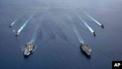 资料照片：美国海军的“尼米兹号”和“里根号”航空母舰组成的双航母战斗群2020年7月6日在南中国海航行。（美国海军照片）