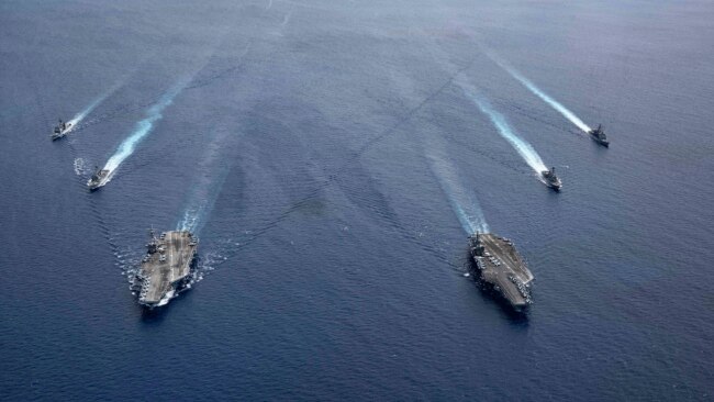美国海军的尼米兹号和里根号航空母舰组成的双航母战斗群7月6日在南中国海航行。(美国海军提供)