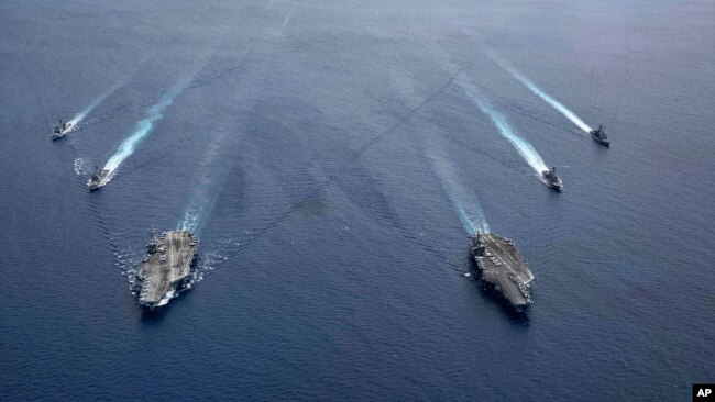 美国海军的尼米兹号和里根号航空母舰组成的双航母战斗群7月6日在南中国海航行。（美国海军提供）