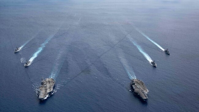 美国海军的尼米兹号和里根号航空母舰组成的双航母战斗群7月6日在南中国海航行。（美国海军提供）