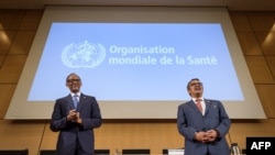 El presidente de Ruanda, Paul Kagame, (I) y el Director General de la Organización Mundial de la Salud, Tedros Adhanom Ghebreyesus, durante la apertura de la Asamblea de la OMS en Ginebra, Suiza, 21-5-18. 
