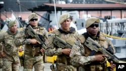 Tropas de la policía aérea naval de Panamá durante la presentación de una nueva operación nacional contra las drogas en sus fronteras con Colombia y Costa Rica. La operación "Escudo y Relámpago" comenzó el lunes 1 de octubre de 2018.