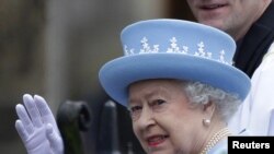 Britanska kraljica Elizabeta Druga uoči službe zahvalnosti u katedrali Svetog Makartina u Eniskilenu, Severna Irska, 26. jun 2012.