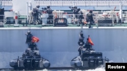 台湾海巡人员与军方在高雄演练船只被“国际恐怖分子”劫持后取回控制权及疏散伤者的行动。(2025年6月8日)