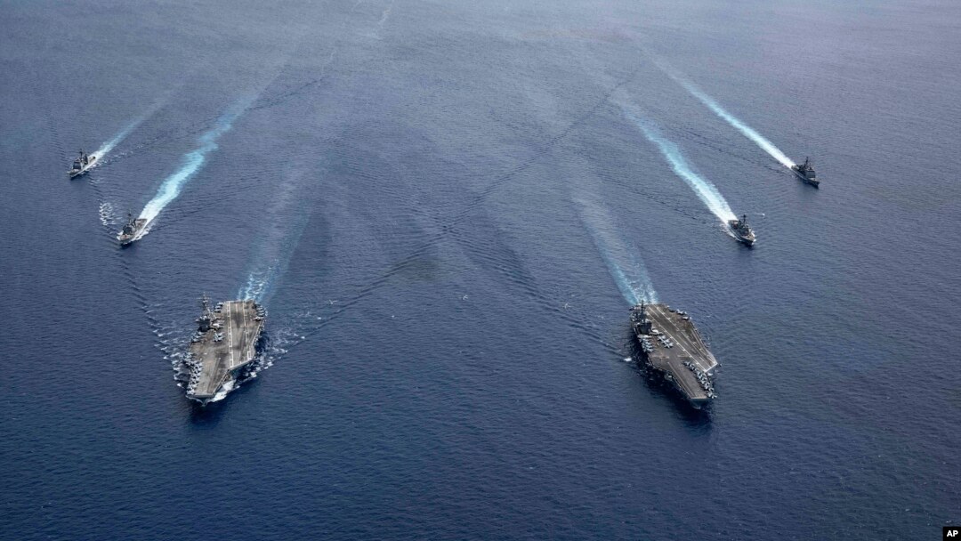 美國海軍的尼米茲號和里根號航空母艦組成的雙航母戰鬥群7月6日在南中國海航行。（美國海軍提供）