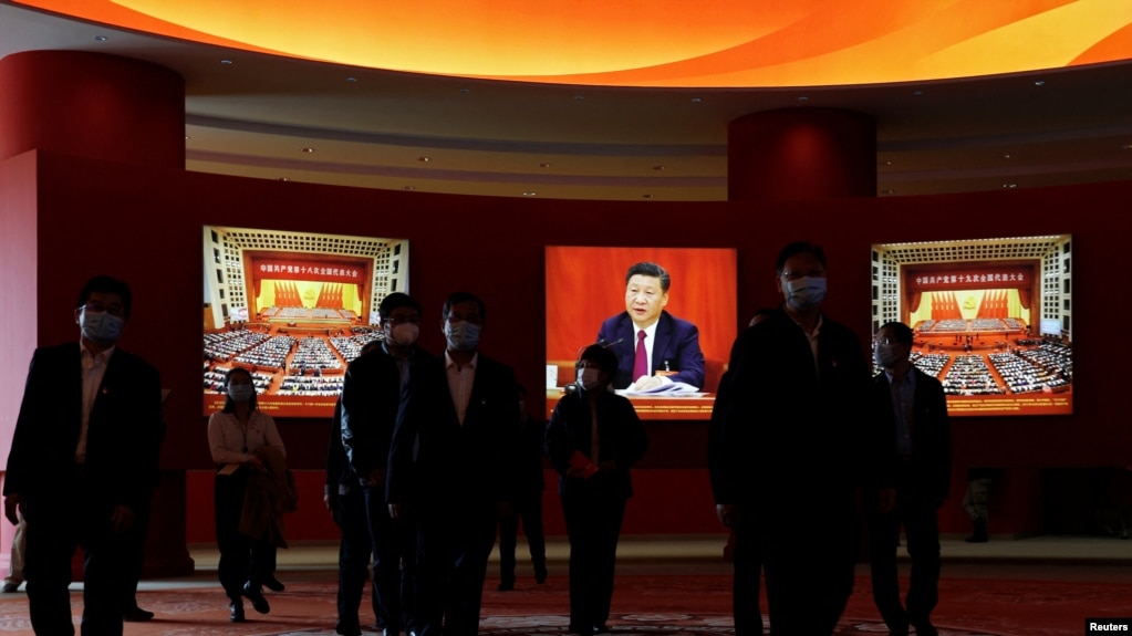 2022年10月12日参观者走过习近平和历届共产党代表大会的照片(photo:VOA)