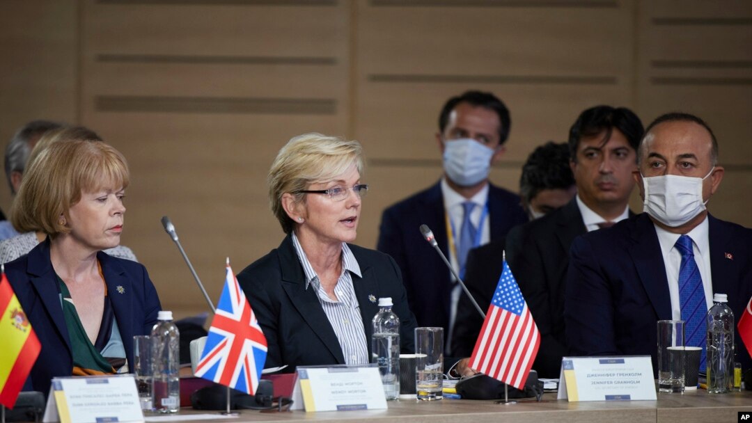Menteri Energi AS Jennifer Granholm (tengah) menghadiri KTT Platform Krimea di Kyiv, Ukraina, Senin, 23 Agustus 2021. (Kantor Pers Kepresidenan Ukraina via AP)