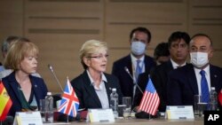 Menteri Energi AS Jennifer Granholm (tengah) menghadiri KTT Platform Krimea di Kyiv, Ukraina, Senin, 23 Agustus 2021. (Kantor Pers Kepresidenan Ukraina via AP)