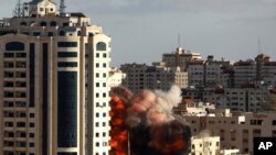 이스라엘과 팔레스타인 충돌 사태가 계속되는 가운데 17일 이스라엘군이 가자시티에 공습을 가해 건물이 불타고 있다. 