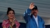 El presidente de Nicaragua, Daniel Ortega, y la vicepresidenta, Rosario Murillo, saludan en un evento para conmemorar el 40 aniversario de la toma del palacio nacional por los Sandinistas en 1978. 22 de Agosto de 2020.
