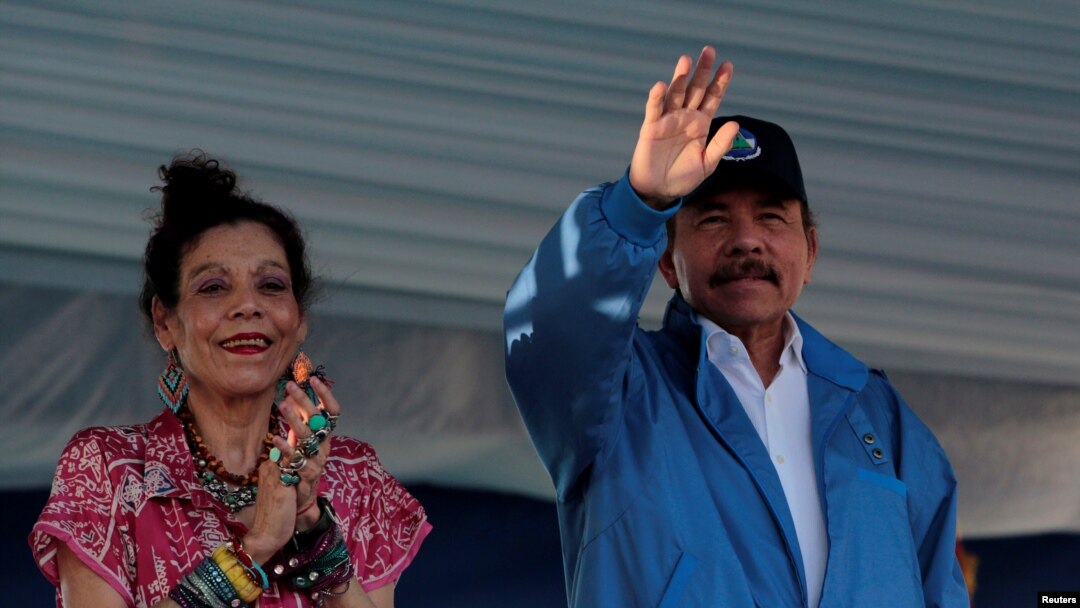 El presidente de Nicaragua, Daniel Ortega, y la vicepresidenta, Rosario Murillo, saludan en un evento para conmemorar el 40 aniversario de la toma del palacio nacional por los Sandinistas en 1978. 22 de Agosto de 2020.