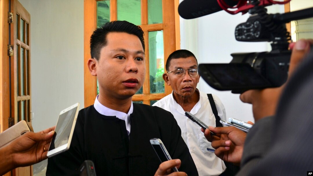Arnt Khaung Min, wakil pemimpin redaksi mingguan Myanmar Herald, berbicara pada jurnalis di pengadilan di Naypyitaw, Myanmar. (Foto: Dok)