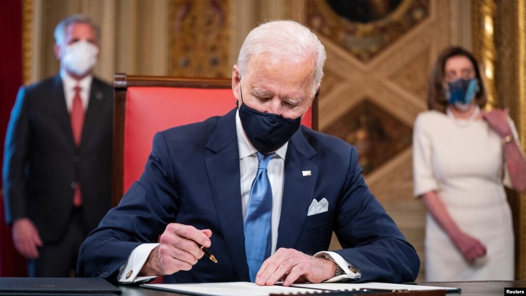 Presidenti Biden nënshkruan tre dokumentat e para
