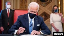 Presidenti Joe Biden duke nënshkruar në mjediset e Kapitolit (20 janar 2021)