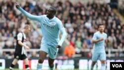 Pemain Manchester City, Yaya Toure (kiri) merayakan gol yang dicetak ke gawang Newcastle United dalam pertandingan di Newcastle, Minggu (6/5).