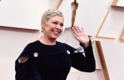 Olivia Colman tiba di Oscar pada Minggu, 9 Februari 2020, di Dolby Theatre di Los Angeles. (Foto: Jordan Strauss/Invision/AP)