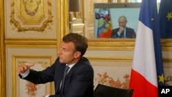 에마뉘엘 마크롱 프랑스 대통령과 블라디미르 푸틴 러시아 대통령이 26일 화상 회담을 갖고 있다. 
