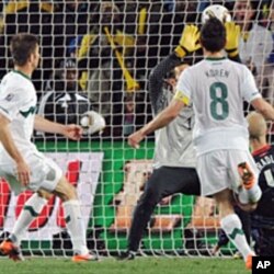 US midfielder Michael Bradley (R) scors a goal during their Group C first round 2010 World Cup football match at Ellis Park stadium in Johannesburg, 18 Jun 2010