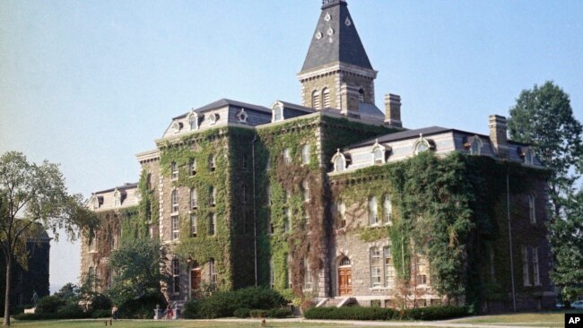 康奈尔大学校园大约1870年建造的麦克格罗礼堂(资料照)