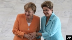 German Chancellor Angela Merkel (L) and Brazil’s President Dilma Rousseff pose for photos at the Planalto Presidential Palace, in Brasilia, Brazil, Aug. 20, 2015.