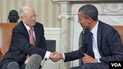 Presiden Barack Obama (kanan) menerima kunjungan PM Tunisia Beji Caid Essebsi di Gedung Putih (7/10).