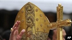 Pope Benedict XVI waves to faithfuls as he arrives to celebrate a mass at San Carlo square in central Turin, 02 May 2010