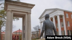 Patung James Meredith, mahasiswa pertama keturunan Afrika-Amerika yang mendaftar di the University of Mississippi tahun 1962.