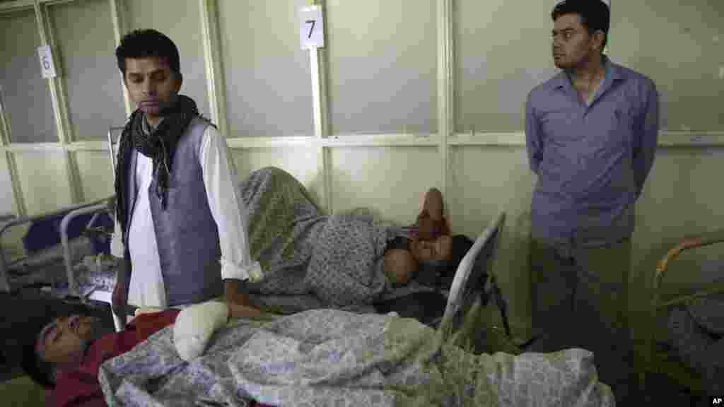 Des blessés à l&#39;hôpital Wazir Akbar Khan à Kaboul, en Afghanistan, le &nbsp;31 mai 2017.