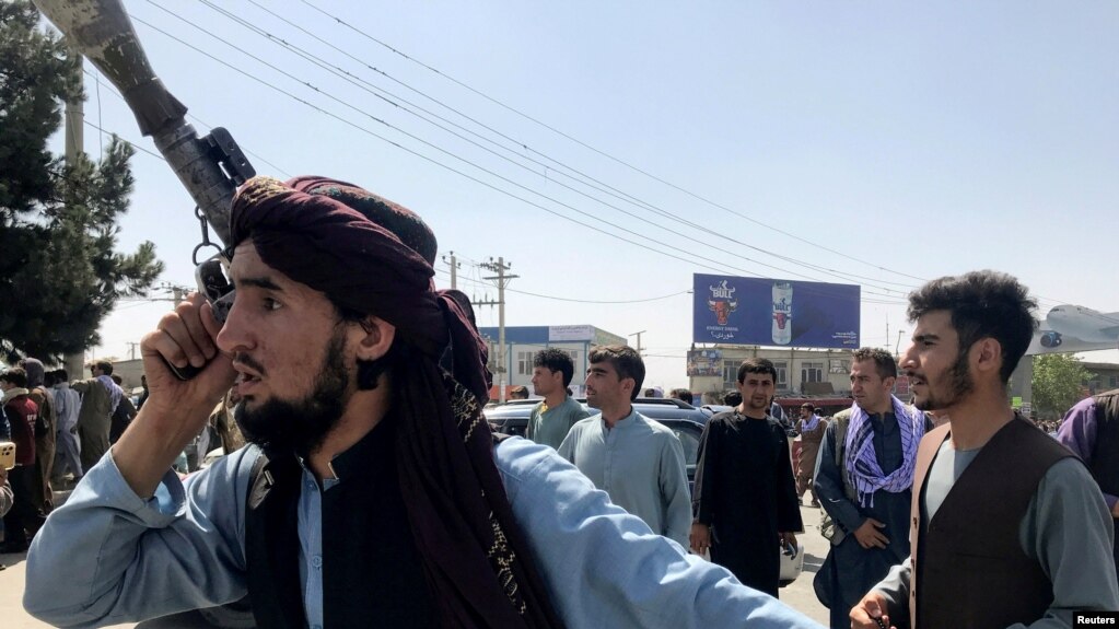 一名塔利班武装人员在喀布尔卡尔扎伊国际机场外巡逻（路透社2021年8月16日）(photo:VOA)