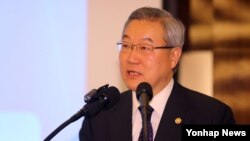 22일 한국경영자총협회 주관으로 열린 경총포럼에서 강연하는 김성환 한국 외교통상부 장.