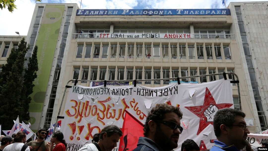 Para demonstran melakukan protes atas penutupan penyiaran publik ERT di depan kantor ERT di Athena, Yunani (13/6). 
