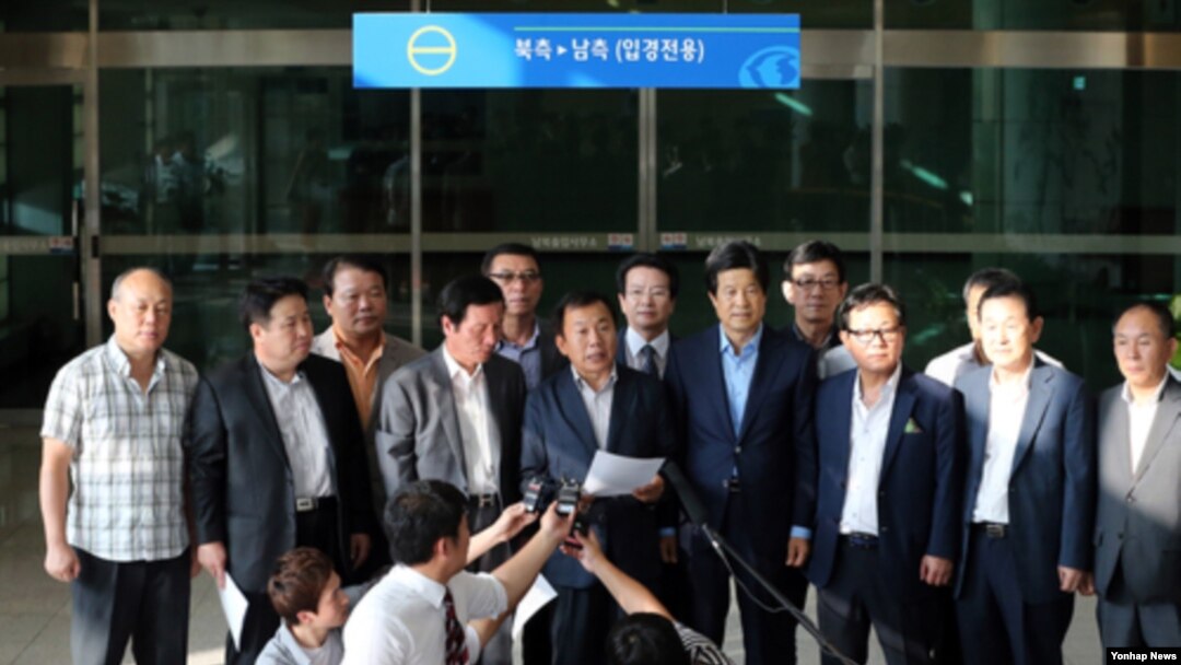 개성공단기업협회 한재권 회장(가운데)이 23일 파주시 경의선 남북출입사무소에서 기자회견을 열고 성명서를 낭독하고 있다.