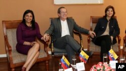 El canciller ecuatoriano Ricardo Patiño fue el anfitrión de la reunión de cancilleres de Venezuela, Delcy Rodríguez (izquierda), y de Colombia, María Ángela Holguín.