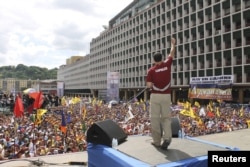 Para pendukung partai oposisi memberikan dukungannya kepada Henrique Capriles sebelum pemimpin partai tersebut mencalonkan diri secara resmi sebagai Capres dalam Pemilu Presiden Venezuela 2012 di Caracas (10/6).