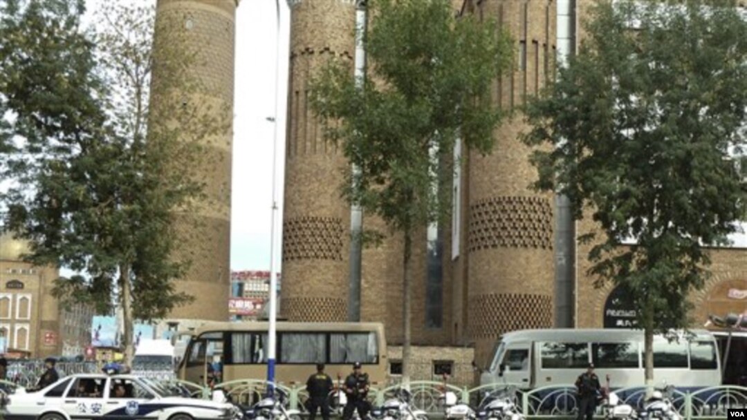 Polisi Tiongkok melakukan penjagaan ketat di ibukota provinsi Xinjiang, Urumqi (1/8).