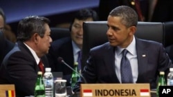 Indonesia's President Susilo Bambang Yudhoyono (L) speaks to President Barack Obama during the Nuclear Security Summit at the Convention and Exhibition Center in Seoul, March 27, 2012.