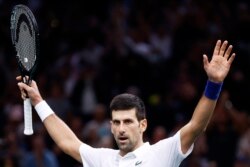 Petenis Serbia Novak Djokovic merayakan kemenangannya dalam pertandingan terakhirnya melawan petenis Rusia Daniil Medvedev. (Foto: REUTERS/Christian Hartmann)