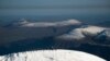 Peneliti Ninis Rosqvist di puncak selatan Kebnekaise di Swedia tampak menggunakan peralatan untuk melakukan pengukuran ketinggian gunung es. Ketinggian gunung-gunung es di Swedia menyusut dengan cepat akibat mencairnya lapisan gletser karena pemanasan global. 